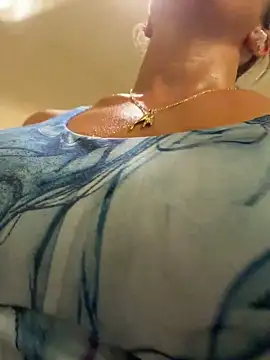 cumguzzler143's Webcam Show