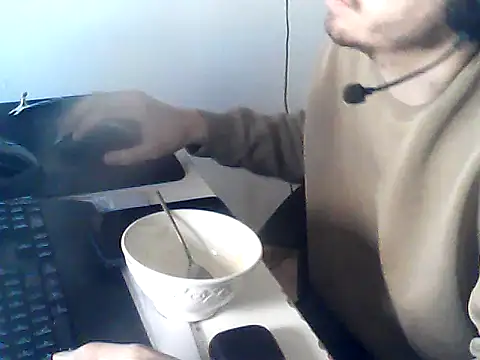 DesertedMonoxide: διαδικτυακό σόου στην κάμερα