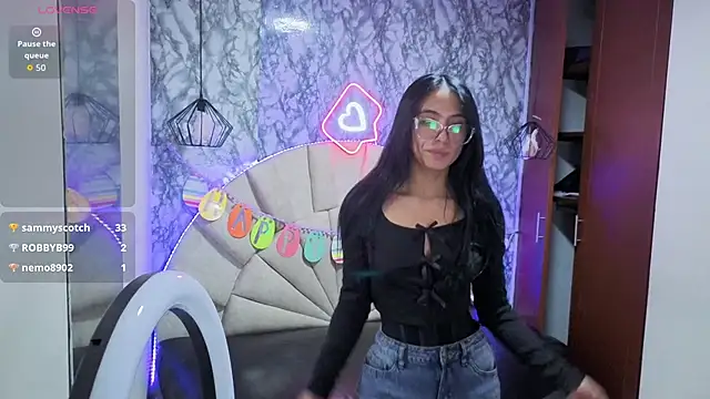 _emma_miller_ Adlı Modelin Canlı XXX Sohbeti