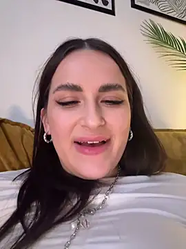 Alana_Loveee Adlı Modelin Canlı XXX Sohbeti