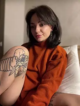 SaraLow live XXX chat