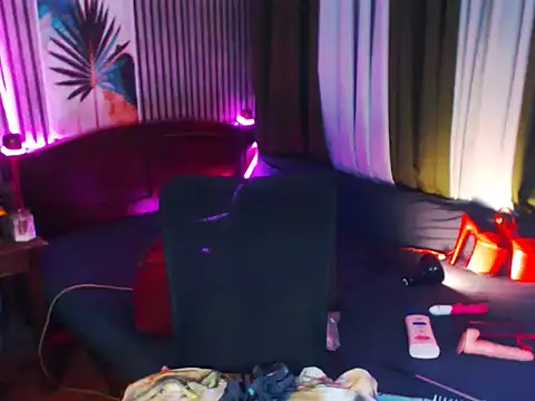 CumFactoryLunaのウェブカメラショー