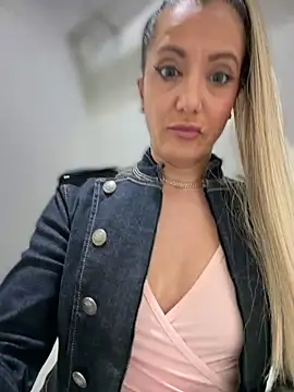 Chatroom XXX en direct de adya-aly