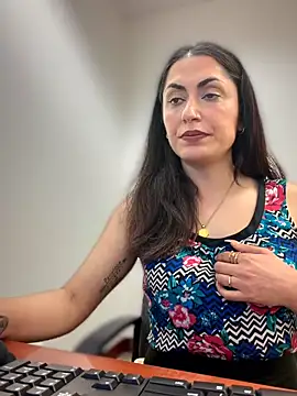 دردشة YourQueen18 الجنسية المباشرة