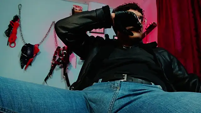 dom2travelersss Webcam Show