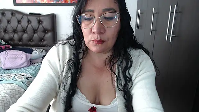 Grace_mature_milf élő XXX-chatje