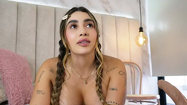 Annyy_Rosse: διαδικτυακό σόου στην κάμερα