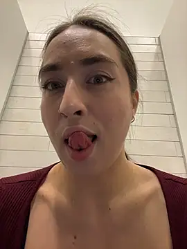 Holly_Play Adlı Modelin Canlı XXX Sohbeti