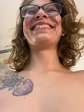 AlanaCurly: διαδικτυακό σόου στην κάμερα