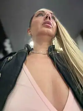 XXX chat uživo modela adya-aly