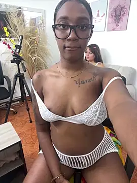 Emi_rousse 在線直播表演