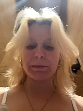 Flora_StallSecrets' Live XXX Chat