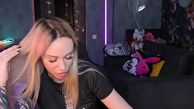 XXX chat uživo modela Blckmirrorr