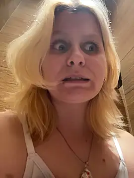 Flora_StallSecrets' Live XXX Chat