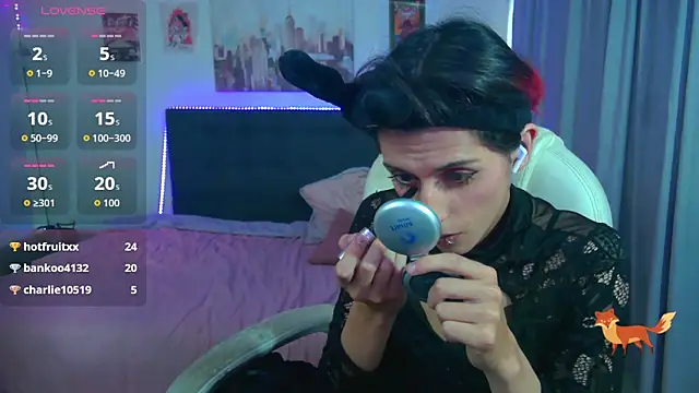 goth_minerva: διαδικτυακό σόου στην κάμερα