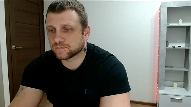 Show modela B-L-O-N-D na web-kameri