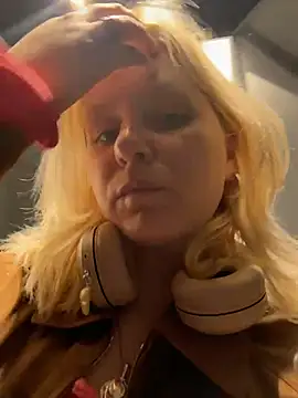 Flora_StallSecrets' Live XXX Chat