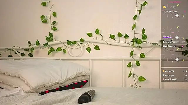 YourScarlettStorm's Live XXX Chat