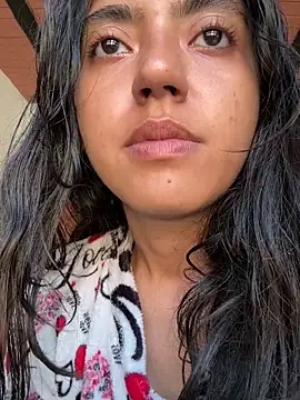 ViolettaSummer: διαδικτυακό σόου στην κάμερα