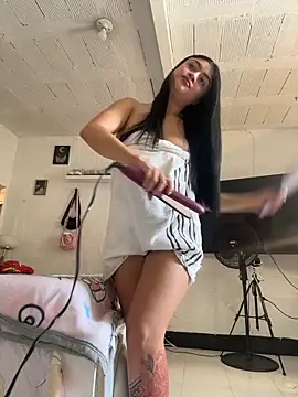 lucianaroy: διαδικτυακό σόου στην κάμερα