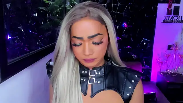 Pokazy przed kamerką – Holy_Flaire