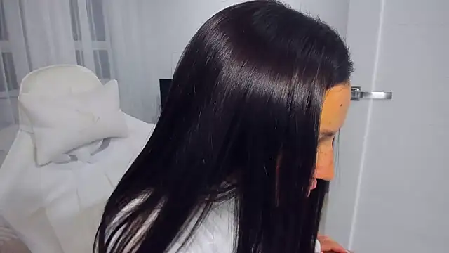 AvisFlowers Adlı Modelin Canlı XXX Sohbeti