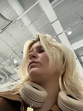 Flora_StallSecrets' Live XXX Chat