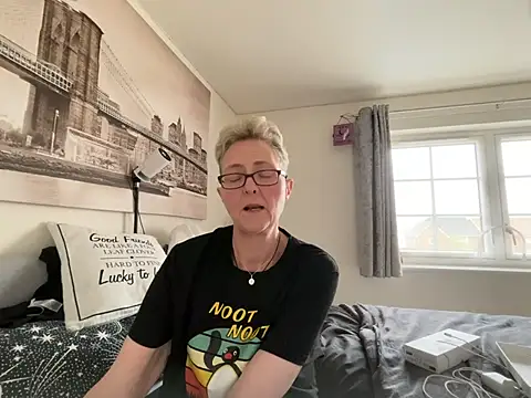 Curvy-Jinx Live XXX-Chat