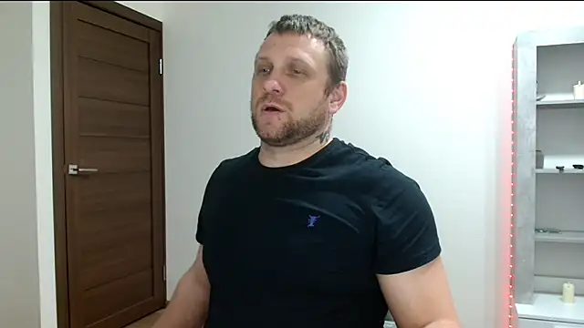 Show modela B-L-O-N-D na web-kameri