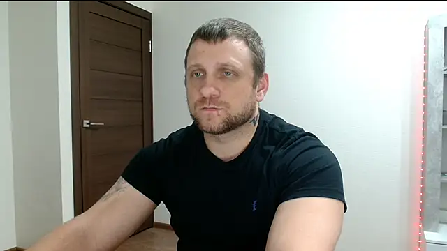 Show modela B-L-O-N-D na web-kameri