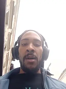 Mikaaa97: διαδικτυακό σόου στην κάμερα