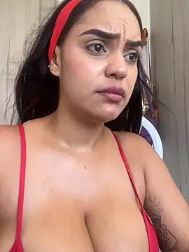 Sara-77 Adlı Modelin Canlı XXX Sohbeti