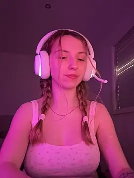 katyydel6: διαδικτυακό σόου στην κάμερα