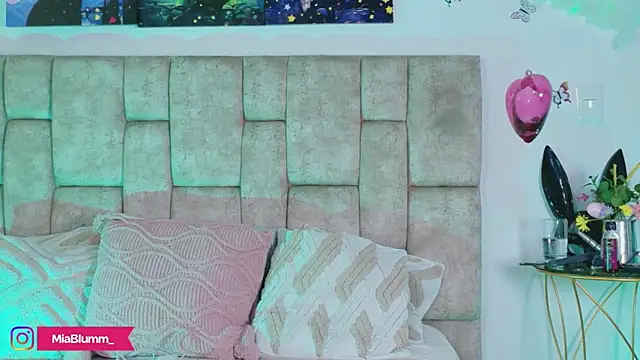 MiiaBlumm_'s Webcam Show