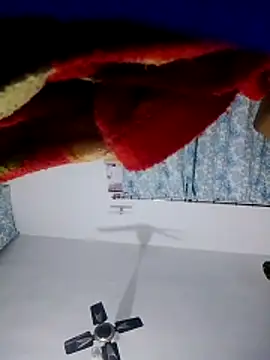 kalliJ: διαδικτυακό σόου στην κάμερα