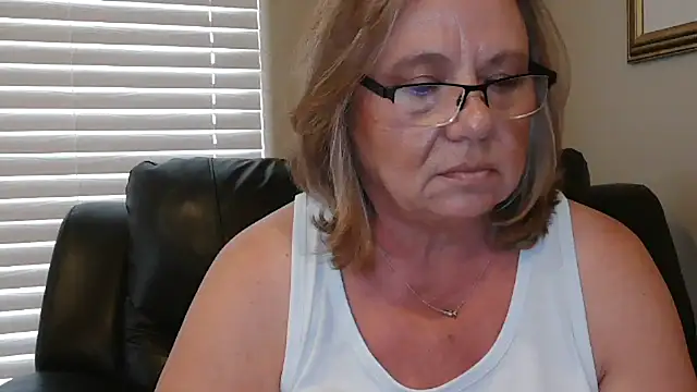 BustyAnnie's Live XXX Chat