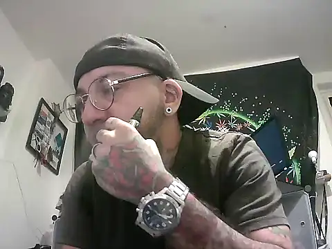 X_MagicMello_X: διαδικτυακό σόου στην κάμερα