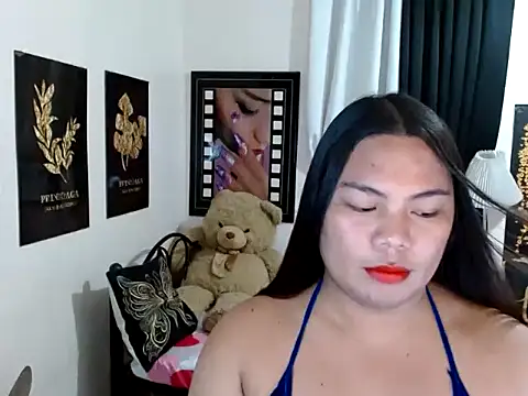 Show modela TSbrianaHugeCock na web-kameri
