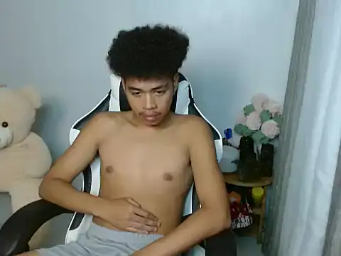 curlyasian_njxx Show Webcam