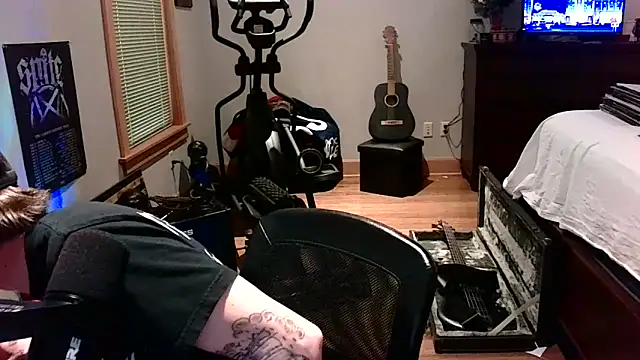 LEVIATHANX666: διαδικτυακό σόου στην κάμερα