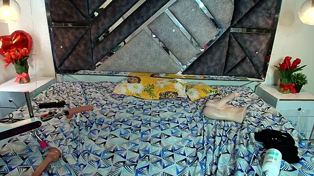 MysticMature: διαδικτυακό σόου στην κάμερα