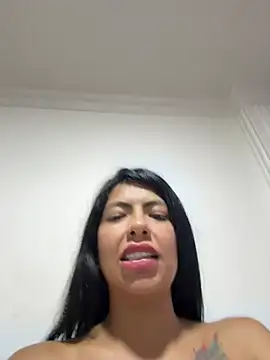 Noa_rousse01 Show in webcam