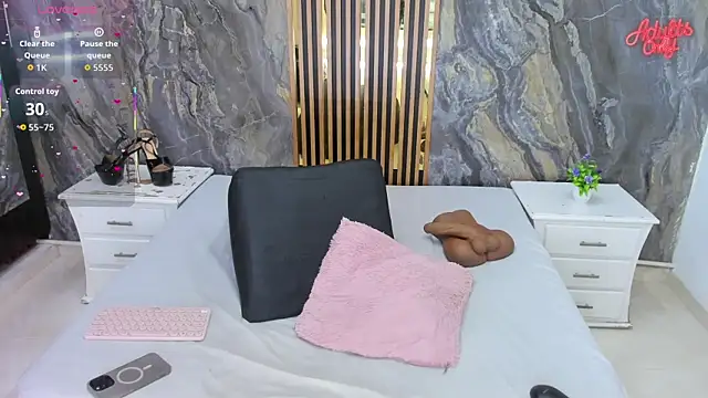 Nyakimgold live XXX chat