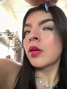 KarelyMitchel Adlı Modelin Canlı XXX Sohbeti