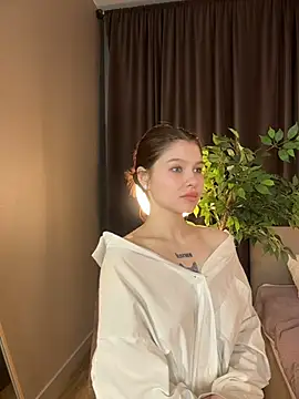 RinaHoward Chat XXX in diretta