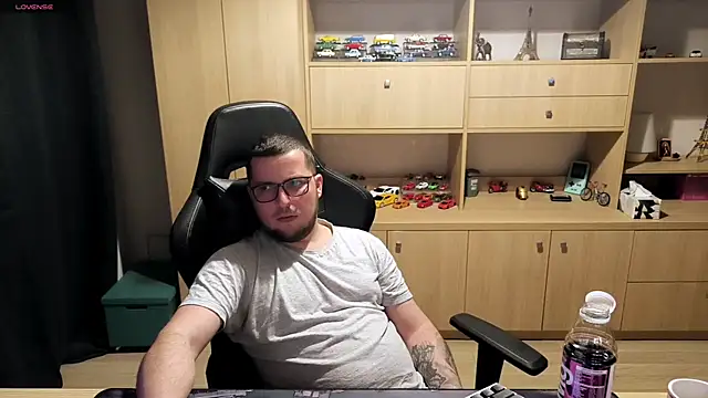 kevinnlovelly Adlı Modelin Canlı XXX Sohbeti