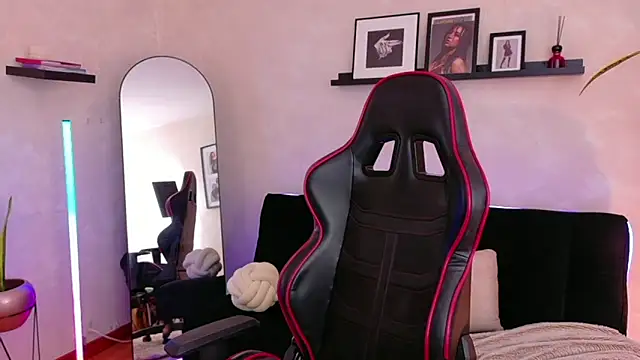 EmmyEvans1 Adlı Modelin Canlı XXX Sohbeti