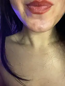 White-Petite's Live XXX Chat