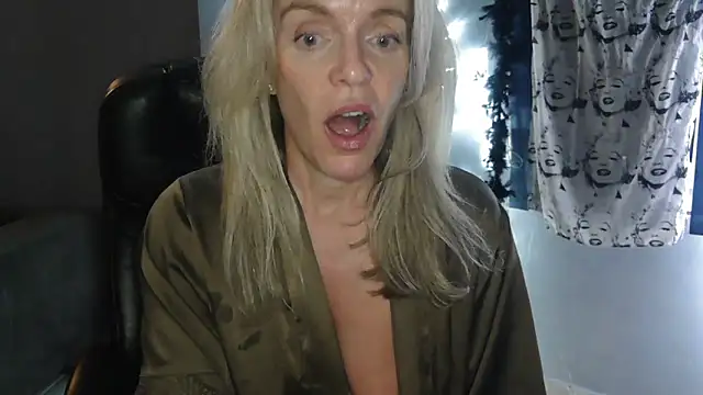 LadyMissNipsnLips: διαδικτυακό σόου στην κάμερα