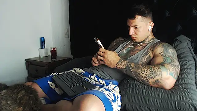 Shane_Clay: διαδικτυακό σόου στην κάμερα